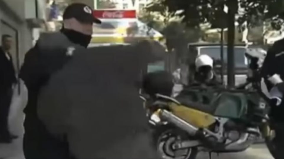 Read more about the article Koronavirus-Policajac napada penzionera koji nema dozvolu za kretanje