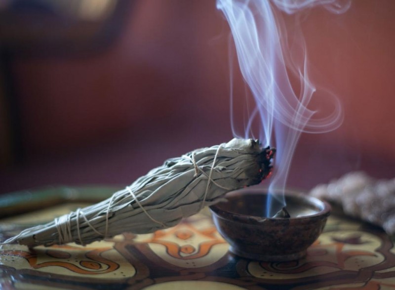 Read more about the article Grčka tradicija – Pročišćavanje vazduha u prostorijama dimom od žalfije