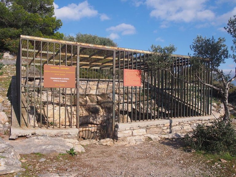 Gde se u Atini nalazi jedina pećina u Grčkoj sa izrezbarenim statuama